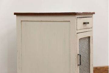 アンティーク家具　アンティークペイント ダイヤガラスの小さなサイドキャビネット(収納棚)