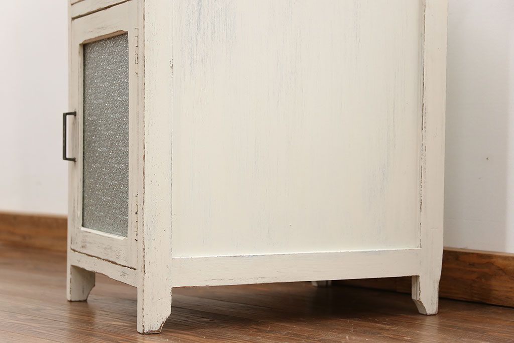 アンティーク家具　アンティークペイント ダイヤガラスの小さなサイドキャビネット(収納棚)