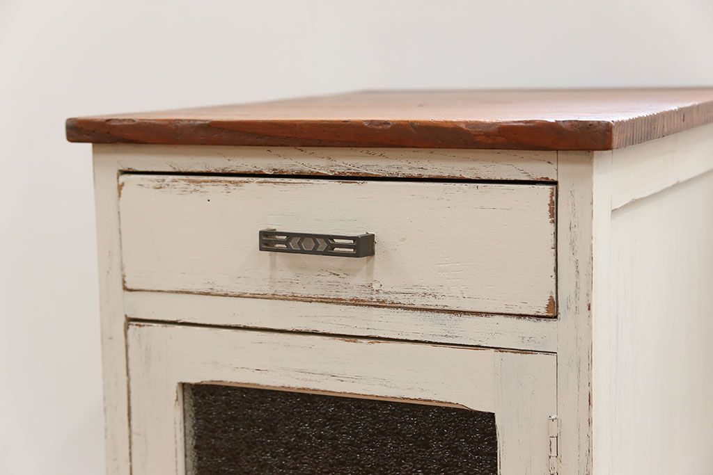 アンティーク家具　アンティークペイント ダイヤガラスの小さなサイドキャビネット(収納棚)