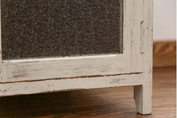 アンティーク家具　アンティークペイント ダイヤガラスの小さなサイドキャビネット(収納棚)