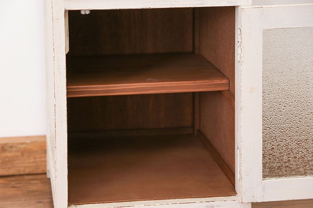 アンティーク家具　アンティークペイント ダイヤガラスの小さなサイドキャビネット(収納棚)