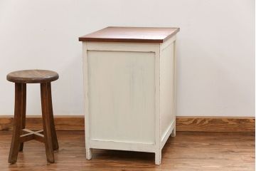 アンティーク家具　アンティークペイント ダイヤガラスの小さなサイドキャビネット(収納棚)