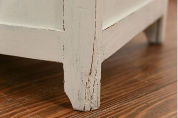 アンティーク家具　アンティークペイント ダイヤガラスの小さなサイドキャビネット(収納棚)