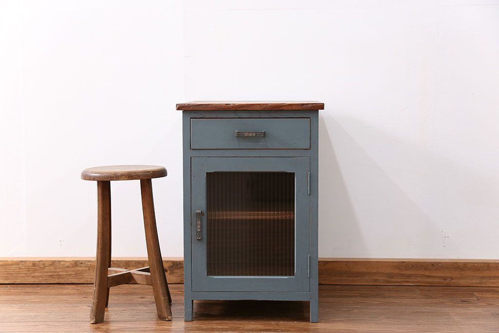 アンティーク家具　アンティークペイント モールガラス・サイドキャビネット(サイドテーブル、収納棚)