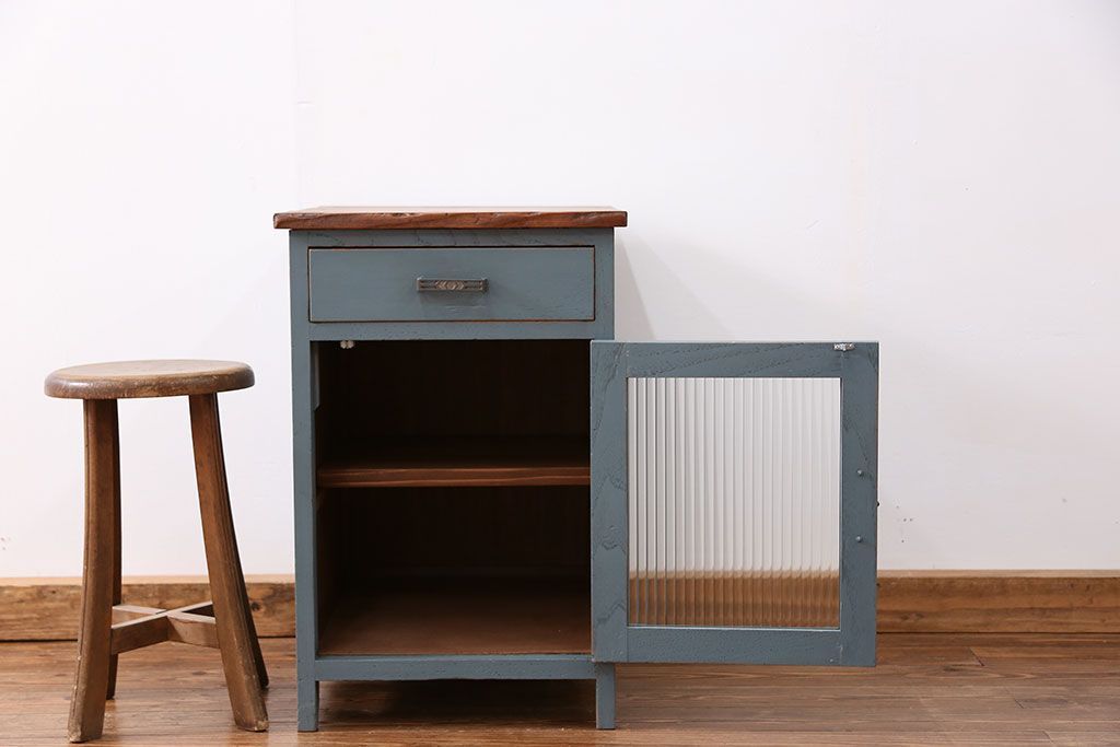 アンティーク家具　アンティークペイント モールガラス・サイドキャビネット(サイドテーブル、収納棚)