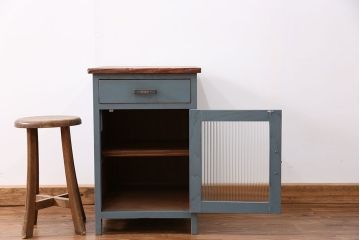 アンティーク家具　アンティークペイント モールガラス・サイドキャビネット(サイドテーブル、収納棚)