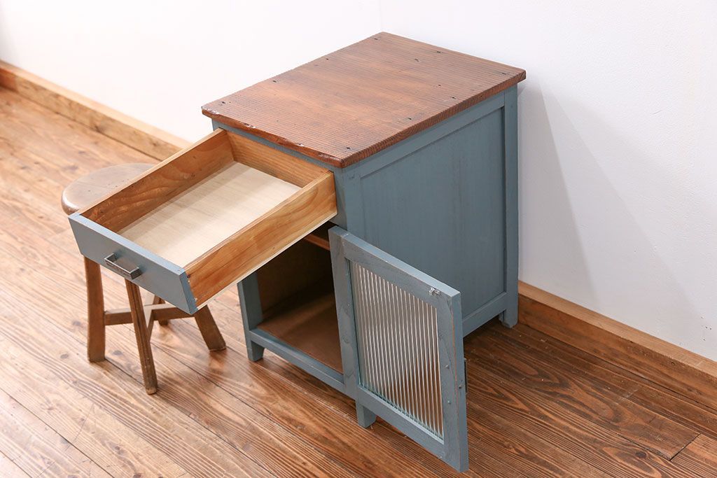 アンティーク家具　アンティークペイント モールガラス・サイドキャビネット(サイドテーブル、収納棚)