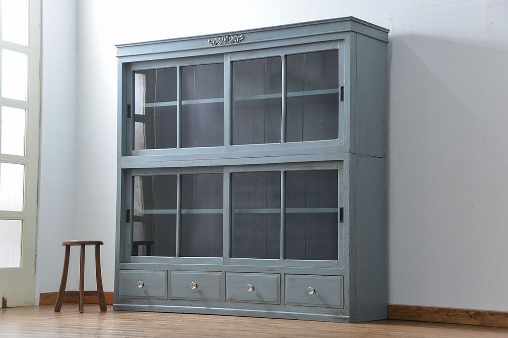 アンティーク家具　アンティークペイント ガラスの取っ手がかわいい大きな二段重ね収納棚(食器棚、飾り棚、ガラスケース)