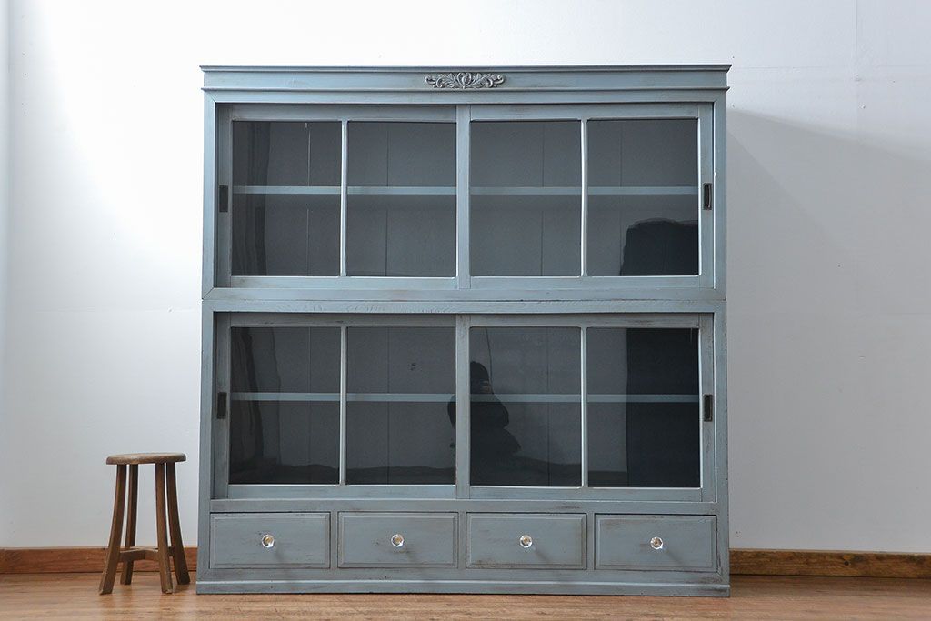 アンティーク家具　アンティークペイント ガラスの取っ手がかわいい大きな二段重ね収納棚(食器棚、飾り棚、ガラスケース)