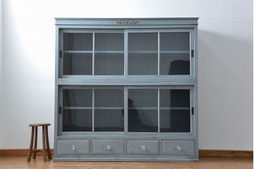 アンティーク家具　アンティークペイント ガラスの取っ手がかわいい大きな二段重ね収納棚(食器棚、飾り棚、ガラスケース)