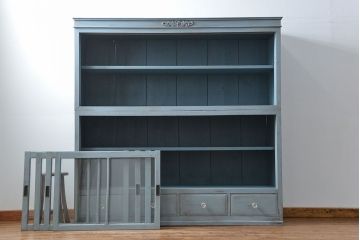 アンティーク家具　アンティークペイント ガラスの取っ手がかわいい大きな二段重ね収納棚(食器棚、飾り棚、ガラスケース)