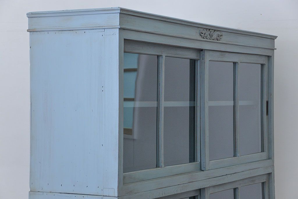 アンティーク家具　アンティークペイント ガラスの取っ手がかわいい大きな二段重ね収納棚(食器棚、飾り棚、ガラスケース)