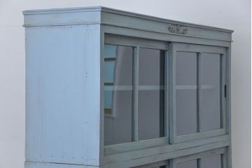 アンティーク家具　アンティークペイント ガラスの取っ手がかわいい大きな二段重ね収納棚(食器棚、飾り棚、ガラスケース)