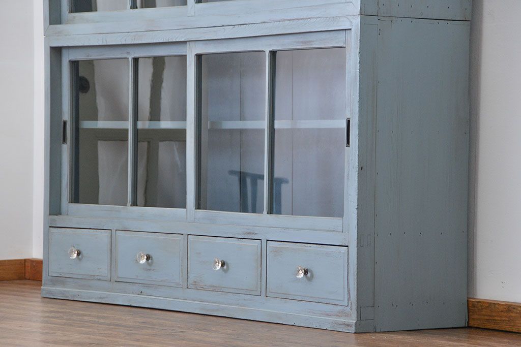 アンティーク家具　アンティークペイント ガラスの取っ手がかわいい大きな二段重ね収納棚(食器棚、飾り棚、ガラスケース)