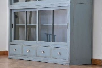 アンティーク家具　アンティークペイント ガラスの取っ手がかわいい大きな二段重ね収納棚(食器棚、飾り棚、ガラスケース)