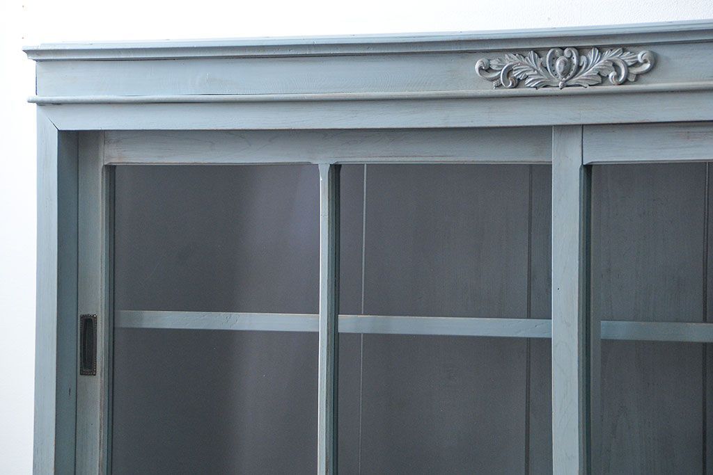 アンティーク家具　アンティークペイント ガラスの取っ手がかわいい大きな二段重ね収納棚(食器棚、飾り棚、ガラスケース)