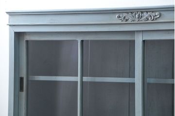 アンティーク家具　アンティークペイント ガラスの取っ手がかわいい大きな二段重ね収納棚(食器棚、飾り棚、ガラスケース)