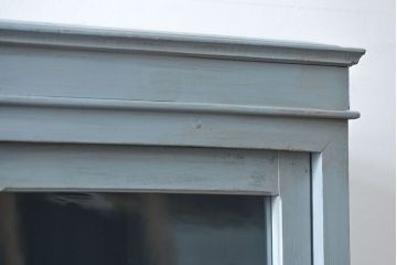 アンティーク家具　アンティークペイント ガラスの取っ手がかわいい大きな二段重ね収納棚(食器棚、飾り棚、ガラスケース)