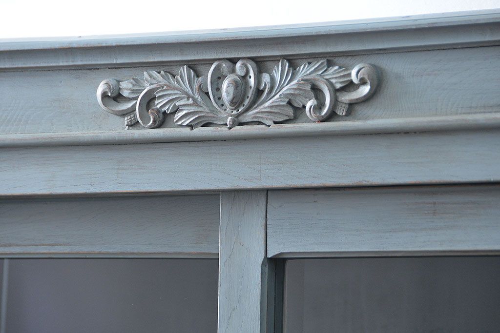 アンティーク家具　アンティークペイント ガラスの取っ手がかわいい大きな二段重ね収納棚(食器棚、飾り棚、ガラスケース)