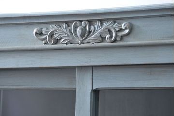 アンティーク家具　アンティークペイント ガラスの取っ手がかわいい大きな二段重ね収納棚(食器棚、飾り棚、ガラスケース)