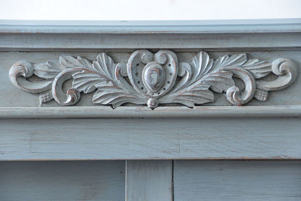 アンティーク家具　アンティークペイント ガラスの取っ手がかわいい大きな二段重ね収納棚(食器棚、飾り棚、ガラスケース)