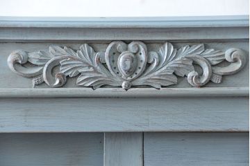 アンティーク家具　アンティークペイント ガラスの取っ手がかわいい大きな二段重ね収納棚(食器棚、飾り棚、ガラスケース)