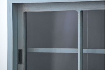 アンティーク家具　アンティークペイント ガラスの取っ手がかわいい大きな二段重ね収納棚(食器棚、飾り棚、ガラスケース)