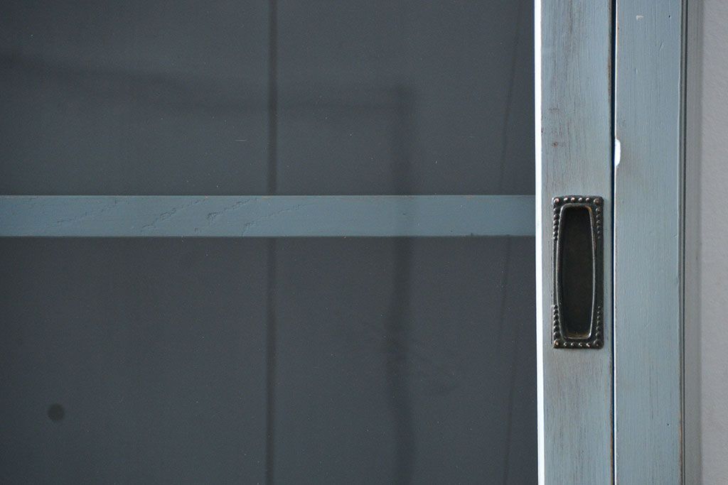 アンティーク家具　アンティークペイント ガラスの取っ手がかわいい大きな二段重ね収納棚(食器棚、飾り棚、ガラスケース)