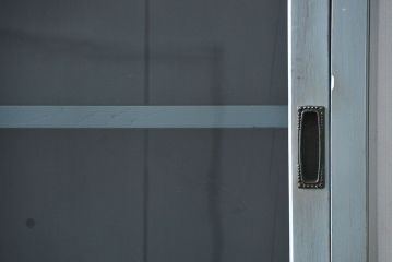 アンティーク家具　アンティークペイント ガラスの取っ手がかわいい大きな二段重ね収納棚(食器棚、飾り棚、ガラスケース)