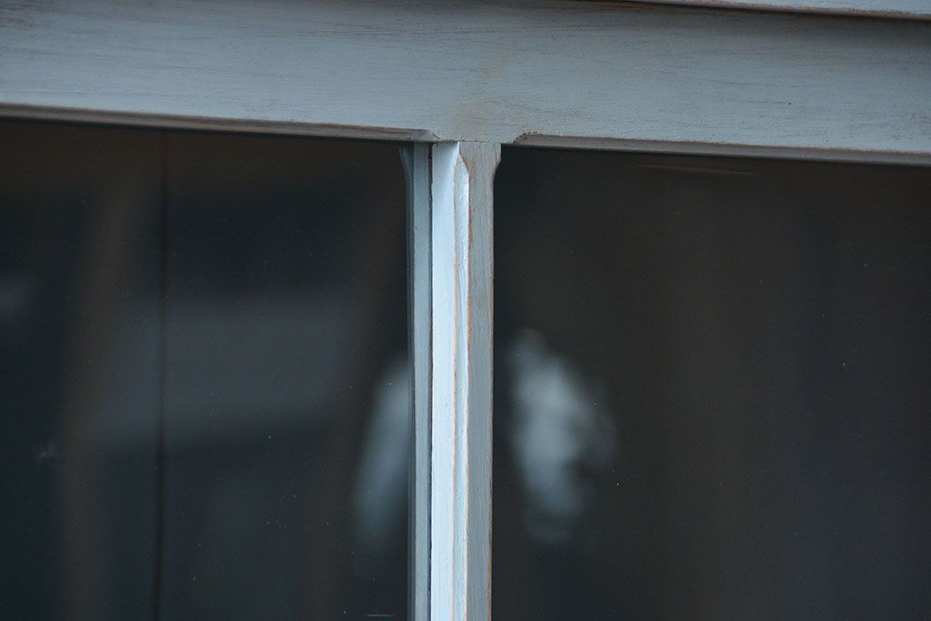 アンティーク家具　アンティークペイント ガラスの取っ手がかわいい大きな二段重ね収納棚(食器棚、飾り棚、ガラスケース)