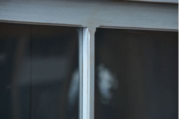 アンティーク家具　アンティークペイント ガラスの取っ手がかわいい大きな二段重ね収納棚(食器棚、飾り棚、ガラスケース)