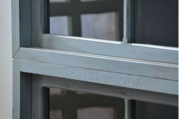 アンティーク家具　アンティークペイント ガラスの取っ手がかわいい大きな二段重ね収納棚(食器棚、飾り棚、ガラスケース)