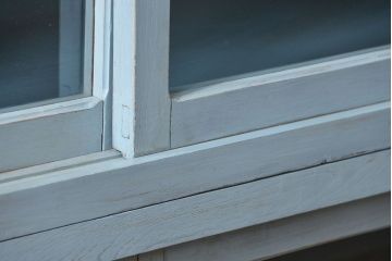 アンティーク家具　アンティークペイント ガラスの取っ手がかわいい大きな二段重ね収納棚(食器棚、飾り棚、ガラスケース)