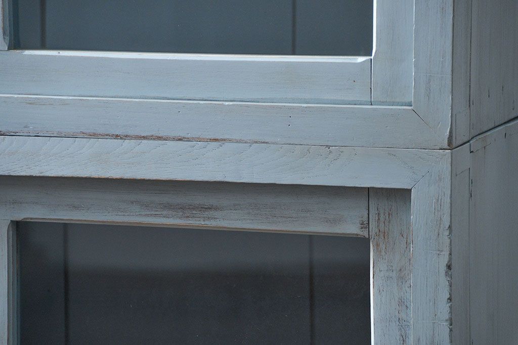 アンティーク家具　アンティークペイント ガラスの取っ手がかわいい大きな二段重ね収納棚(食器棚、飾り棚、ガラスケース)