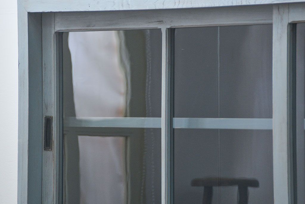 アンティーク家具　アンティークペイント ガラスの取っ手がかわいい大きな二段重ね収納棚(食器棚、飾り棚、ガラスケース)