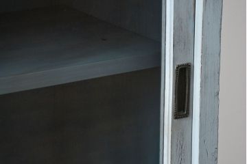 アンティーク家具　アンティークペイント ガラスの取っ手がかわいい大きな二段重ね収納棚(食器棚、飾り棚、ガラスケース)