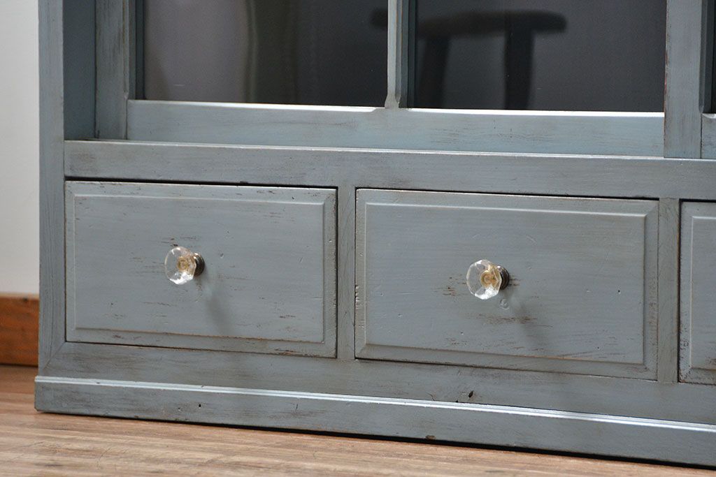 アンティーク家具　アンティークペイント ガラスの取っ手がかわいい大きな二段重ね収納棚(食器棚、飾り棚、ガラスケース)