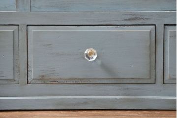 アンティーク家具　アンティークペイント ガラスの取っ手がかわいい大きな二段重ね収納棚(食器棚、飾り棚、ガラスケース)