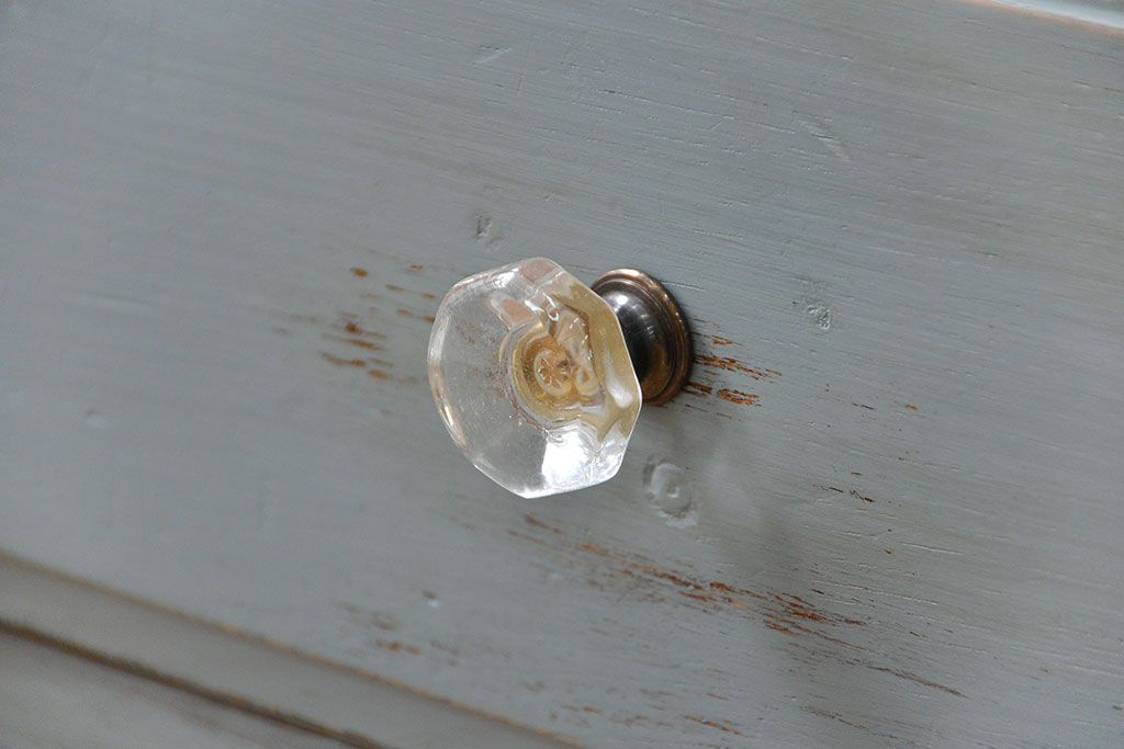 アンティーク家具　アンティークペイント ガラスの取っ手がかわいい大きな二段重ね収納棚(食器棚、飾り棚、ガラスケース)