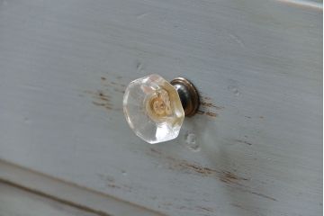 アンティーク家具　アンティークペイント ガラスの取っ手がかわいい大きな二段重ね収納棚(食器棚、飾り棚、ガラスケース)