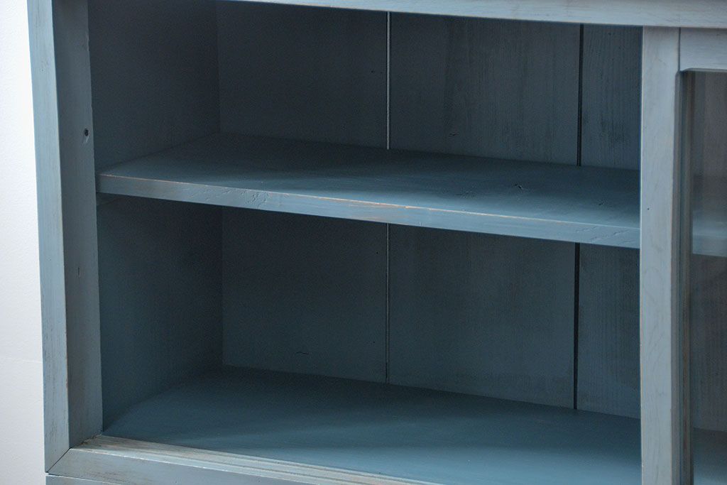 アンティーク家具　アンティークペイント ガラスの取っ手がかわいい大きな二段重ね収納棚(食器棚、飾り棚、ガラスケース)