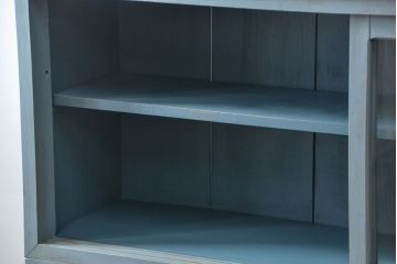 アンティーク家具　アンティークペイント ガラスの取っ手がかわいい大きな二段重ね収納棚(食器棚、飾り棚、ガラスケース)