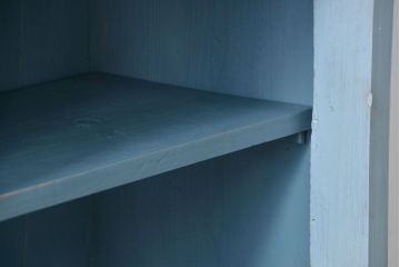 アンティーク家具　アンティークペイント ガラスの取っ手がかわいい大きな二段重ね収納棚(食器棚、飾り棚、ガラスケース)