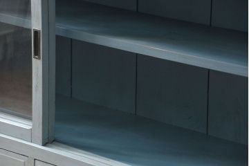 アンティーク家具　アンティークペイント ガラスの取っ手がかわいい大きな二段重ね収納棚(食器棚、飾り棚、ガラスケース)