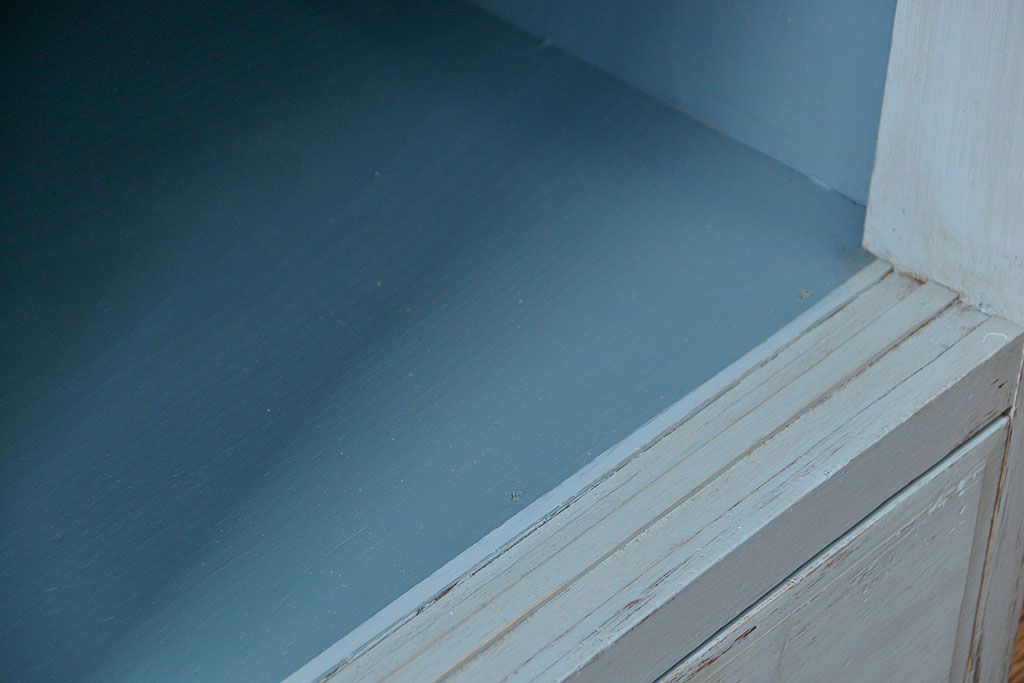 アンティーク家具　アンティークペイント ガラスの取っ手がかわいい大きな二段重ね収納棚(食器棚、飾り棚、ガラスケース)