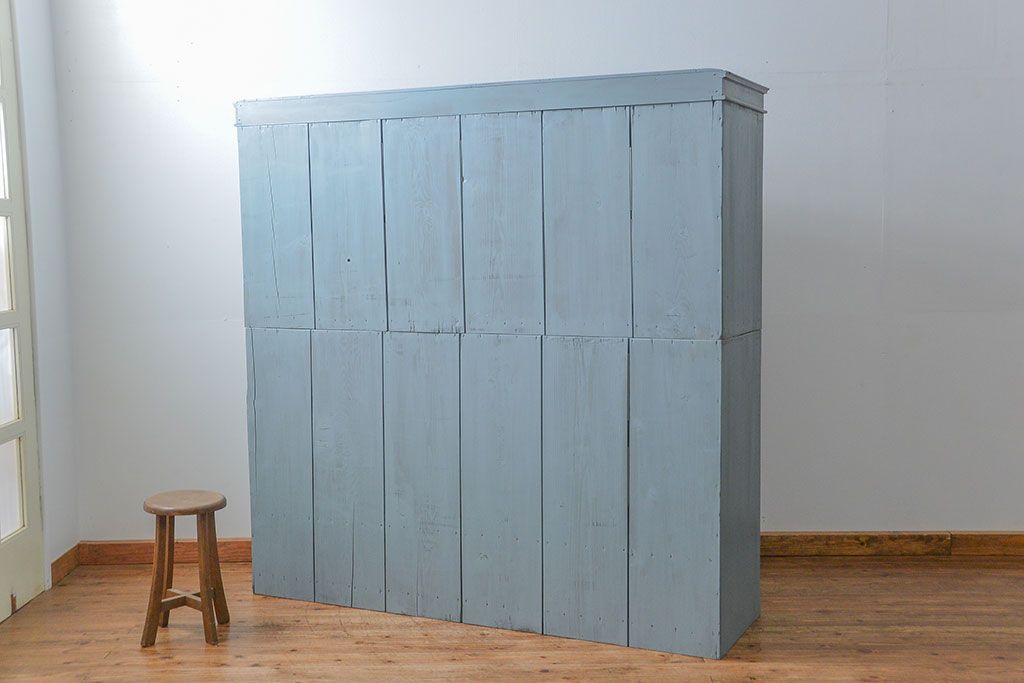 アンティーク家具　アンティークペイント ガラスの取っ手がかわいい大きな二段重ね収納棚(食器棚、飾り棚、ガラスケース)