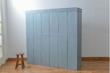 アンティーク家具　アンティークペイント ガラスの取っ手がかわいい大きな二段重ね収納棚(食器棚、飾り棚、ガラスケース)