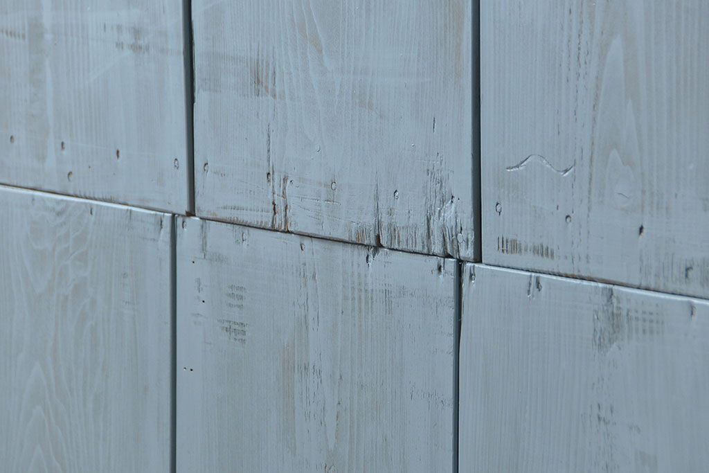 アンティーク家具　アンティークペイント ガラスの取っ手がかわいい大きな二段重ね収納棚(食器棚、飾り棚、ガラスケース)