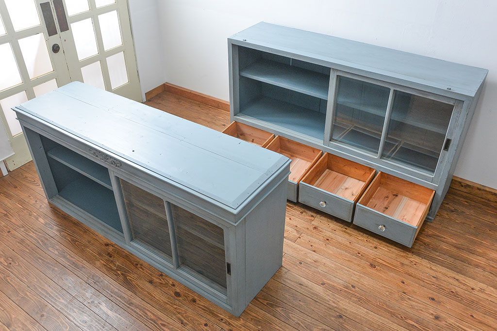 アンティーク家具　アンティークペイント ガラスの取っ手がかわいい大きな二段重ね収納棚(食器棚、飾り棚、ガラスケース)