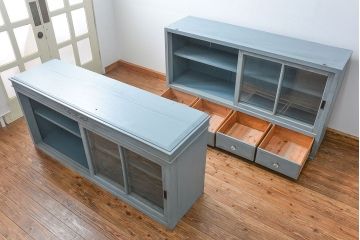 アンティーク家具　アンティークペイント ガラスの取っ手がかわいい大きな二段重ね収納棚(食器棚、飾り棚、ガラスケース)